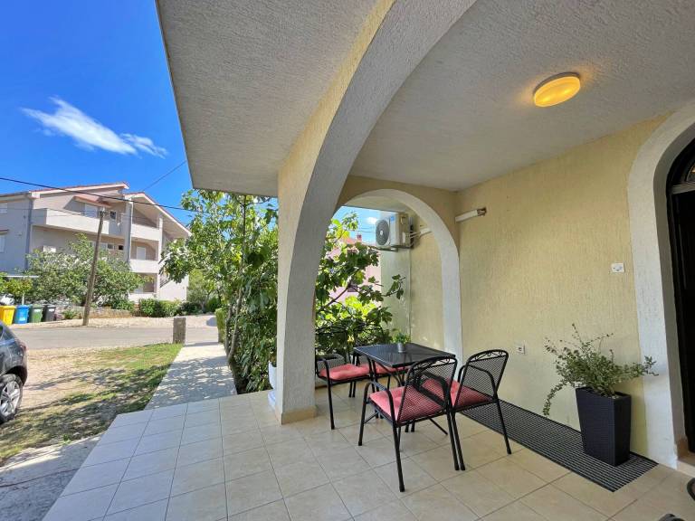 Apartment with grill, garden & patio — photo 2