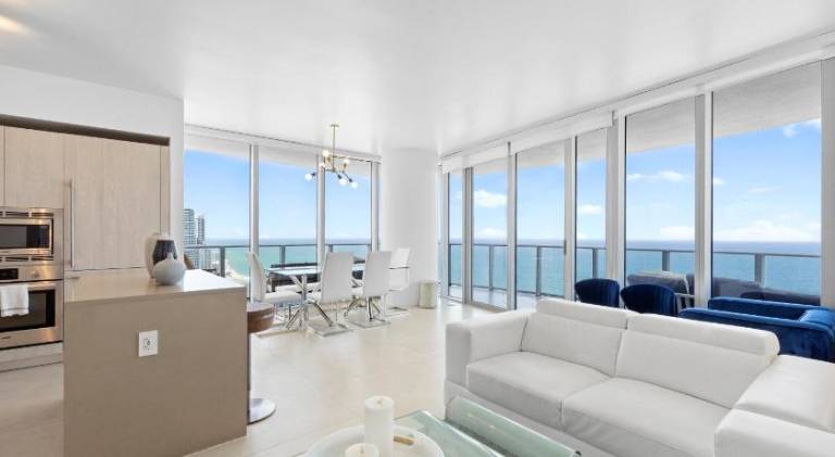 Dreamy Beachside Living - Direct Oceanview 2BR 2BA for the Perfect Escape in Aventura, FL