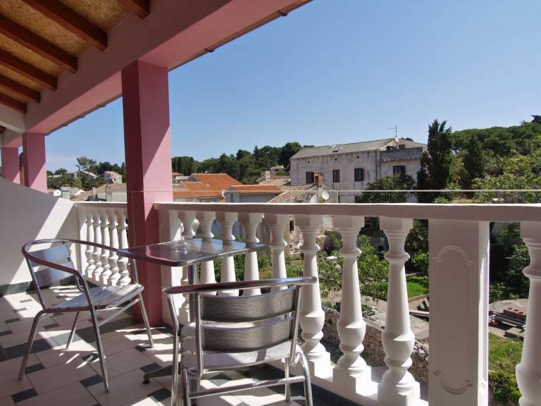 Dedicated room with patio in Mali Losinj