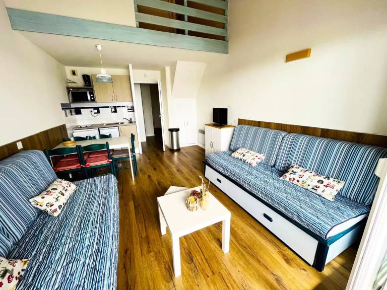 Holiday apartment with pool & patio in Dax