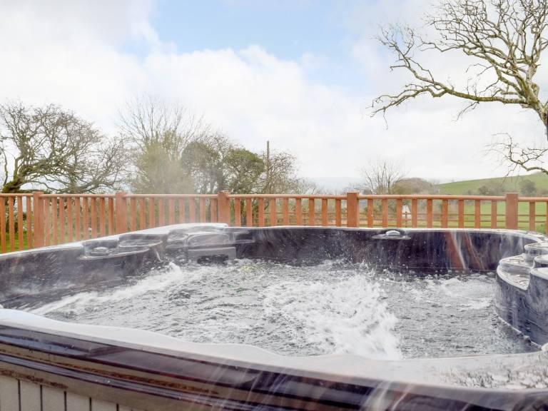 Cottage with hot tub, barbeque & yard — photo 2