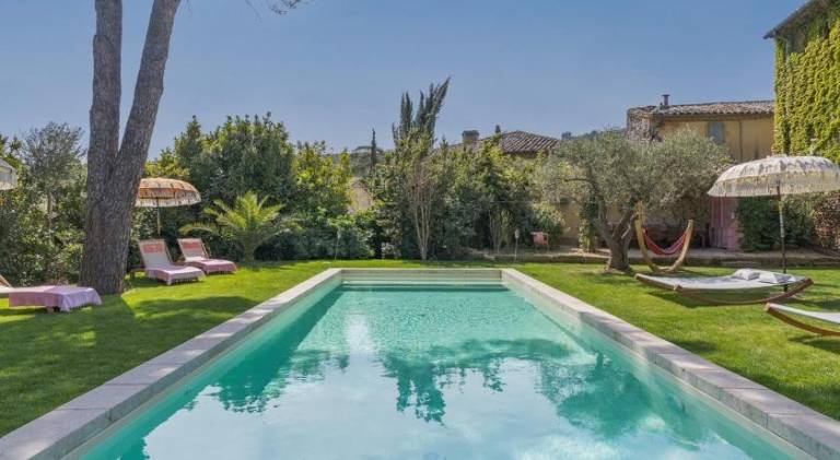 Vacation home with yard, terrace & private pool in Vers-Pont-du-Gard