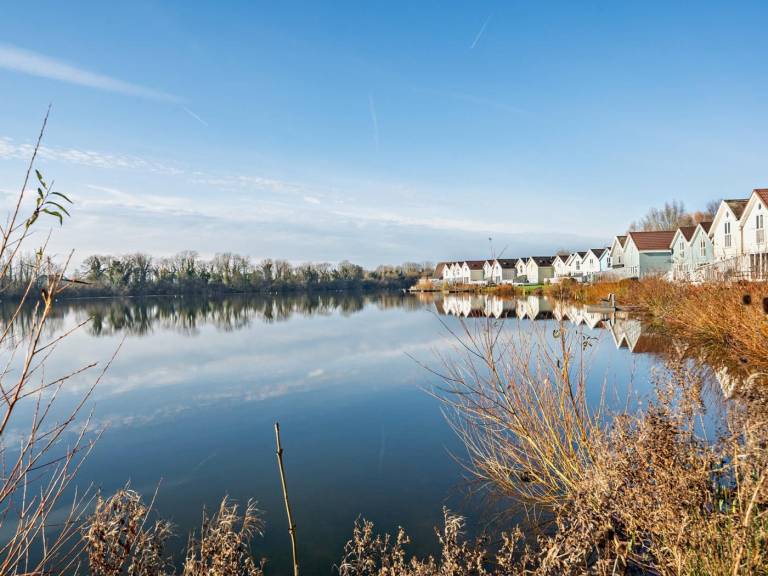 Fully equipped charming lodge with garden | Water view | Pets allowed in Cirencester