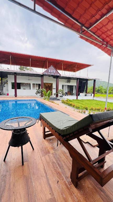Farm with yard, hot tub & pool — photo 4