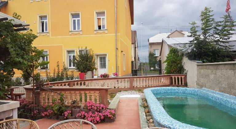 Apartment with yard, private pool & grill — photo 3