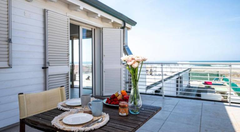 Holiday apartment with patio & pool — photo 4