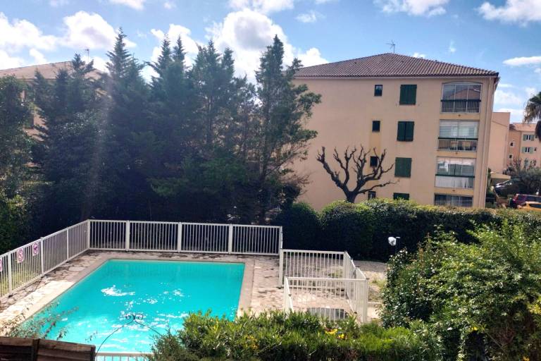 Flat with terrace in Sanary-sur-Mer in Toulon