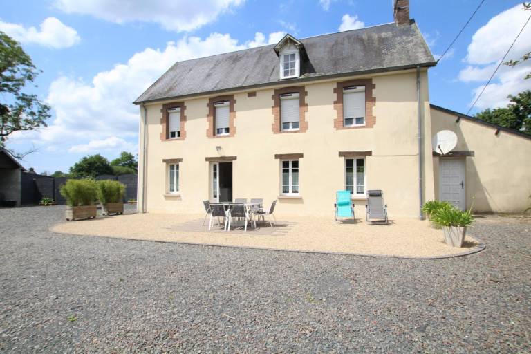 Gite with patio, BBQ & yard in Coutances