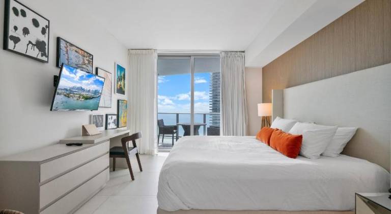 Apartment with jacuzzi & pool in Aventura, FL