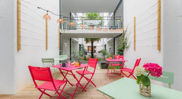 Serviced apartment with patio & garden | Suitable for remote work | Pet-friendly — photo 3