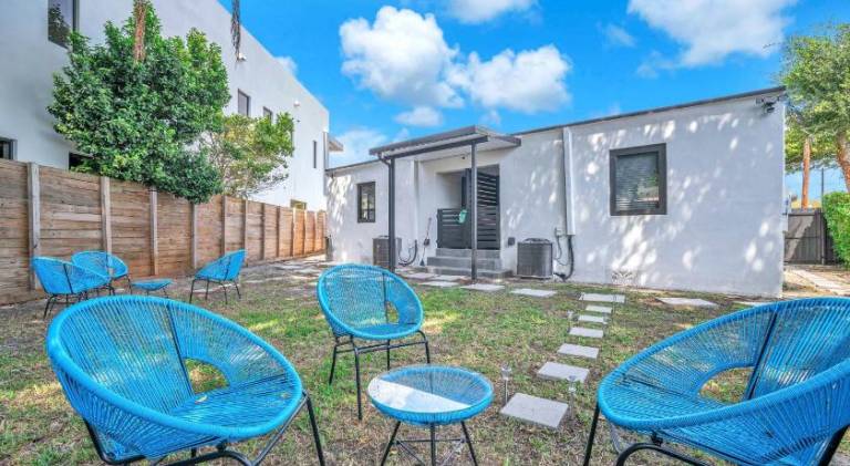 Villa Roads - Ideal Stay in Miami - King - Bed Parking - Near Airport, Brickell, Coconut Grove, Litt — photo 3