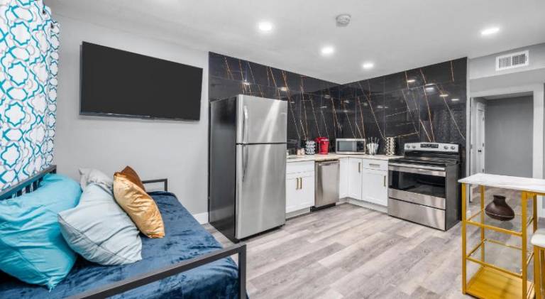 Central Heights 2BR Oasis with Pool & Free Park — photo 3