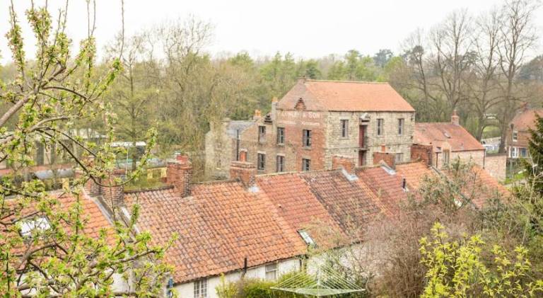 Country Cottage with Steam Railway Views in Newbridge