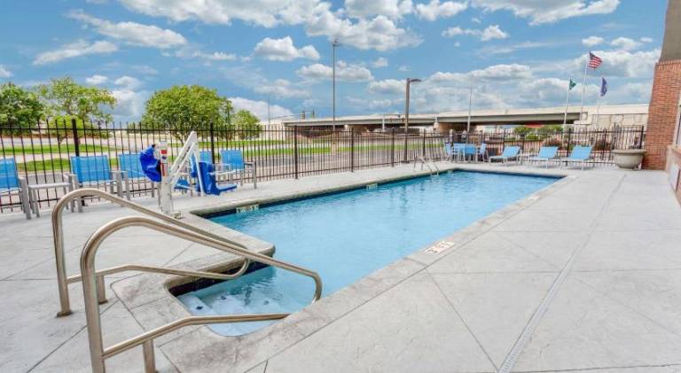 La Quinta Inn & Suites by Wyndham Wichita Airport — photo 5