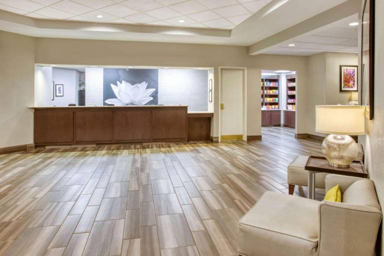 La Quinta Inn & Suites by Wyndham Minneapolis Bloomington W — photo 2