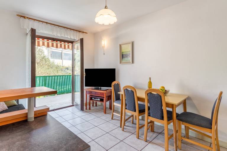 Holiday apartment with yard, terrace & barbeque — photo 4