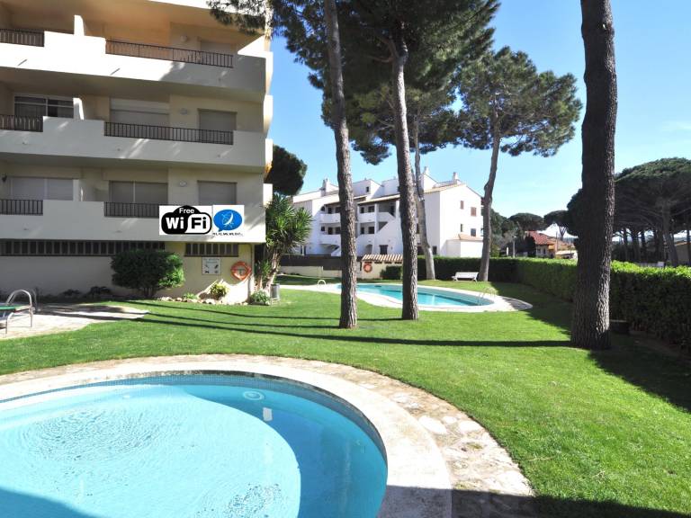 Apartment with garden & pool — photo 4
