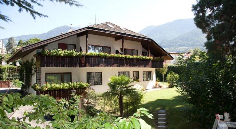 Rental apartment with patio & yard | Perfect for remote work in Marlengo