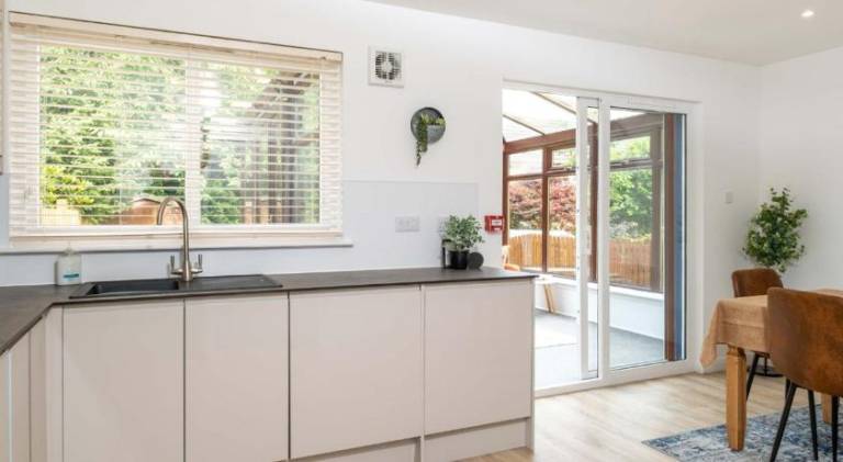 LANGLEY HOUSE Free Parking central LOCATION 5 bed all double with smart TV 3 BATHROOMS Loved by TRAD in Dundee