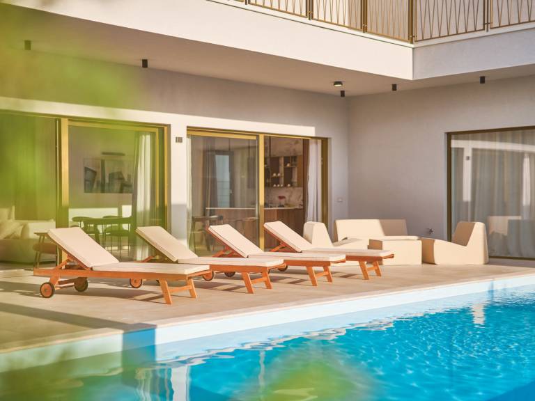 Vacation home with yard, patio & private pool — photo 3
