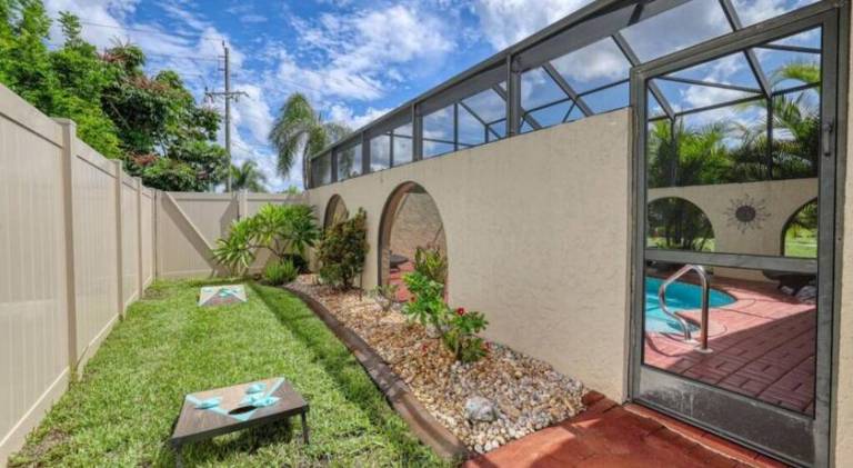 Heated Pool, Sleeps 10, Relaxing Lanai, Near Beaches, Pet Friendly! — photo 4