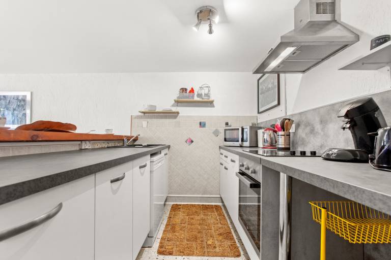 Apartment with grill, fast internet & garden | Garden view — photo 4