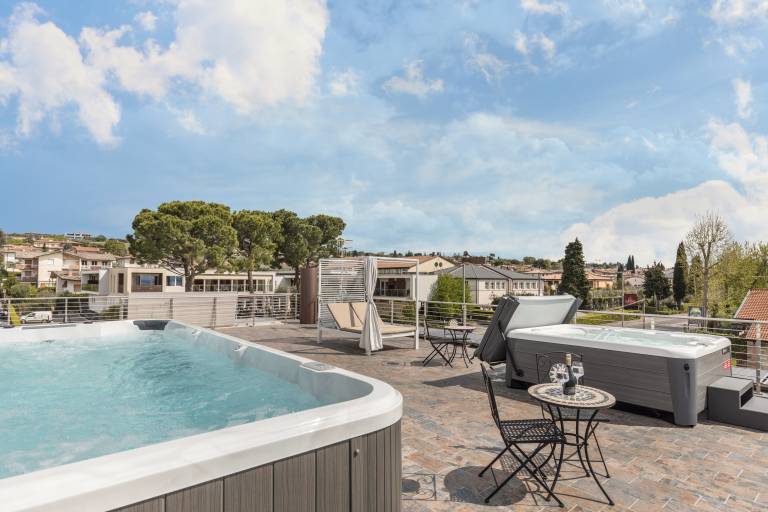Fully equipped beautiful rental apartment with private pool, jacuzzi & fast internet | Garden view | Perfect for remote work | Dogs allowed in Cavaion Veronese