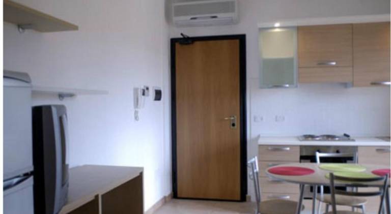 Serviced apartment with yard & patio — photo 3