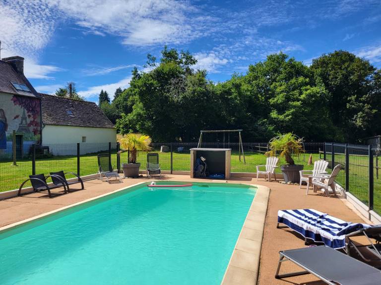 Beautiful gite with heated pool, patio & barbecue | Pets allowed in Morlaix