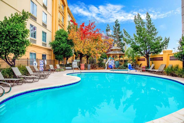 La Quinta Inn & Suites by Wyndham Fremont / Silicon Valley — photo 2