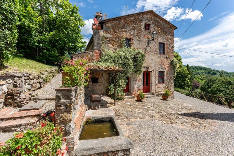 Villa with barbeque, private pool & yard in Capannori