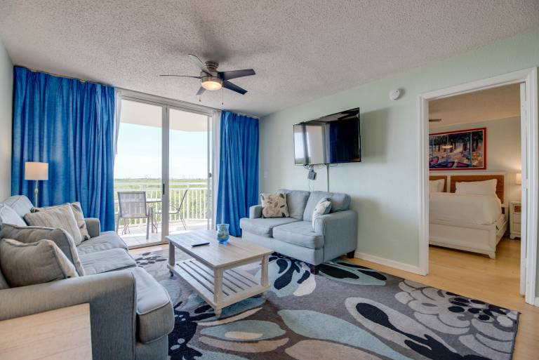 Condo with pool — photo 4