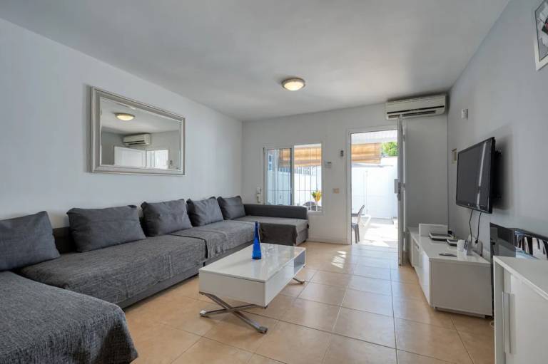 Vacation Apartment 'Amplio Apartamento En El Centro' with Private Terrace, Private Garden and Wi-Fi — photo 4