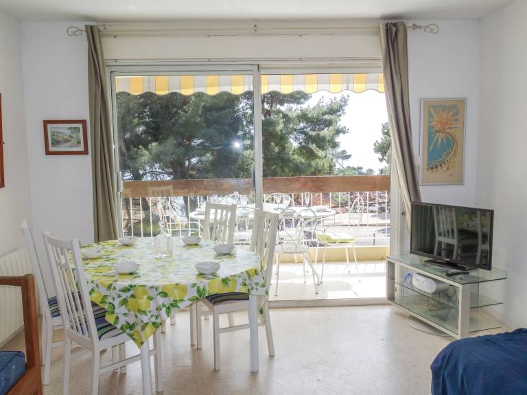 Fully equipped nice rental apartment with patio | Sea view | Pet-friendly — photo 4