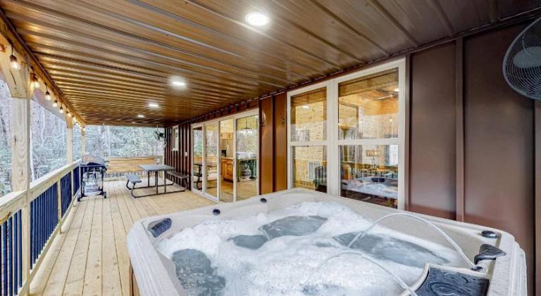 House with jacuzzi — photo 3