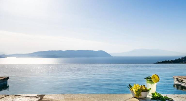 Villa with patio, yard & pool — photo 4