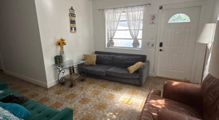 Mango private room in shared house — photo 3