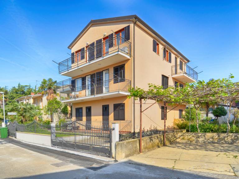 Holiday apartment | Sea view | Next to the beach | Pets allowed in Novigrad