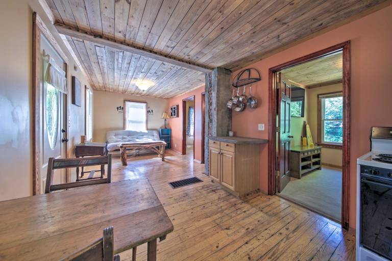 Pet-Friendly Cottage w/ Fire Pit - 3 Mi to SIU! — photo 3