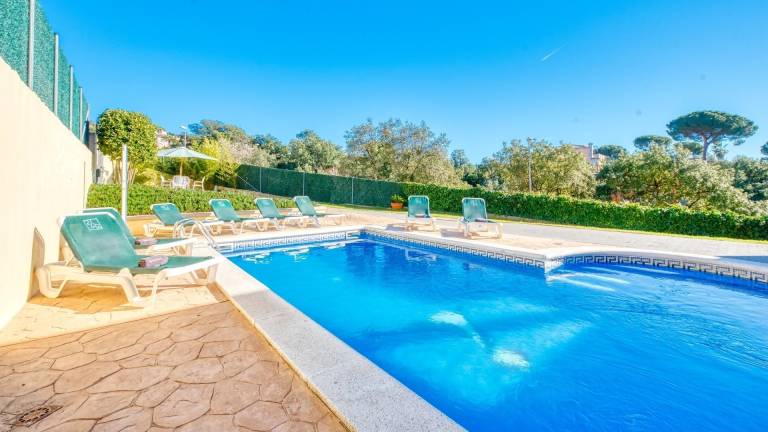 Villa with yard, patio & private pool | City view — photo 2