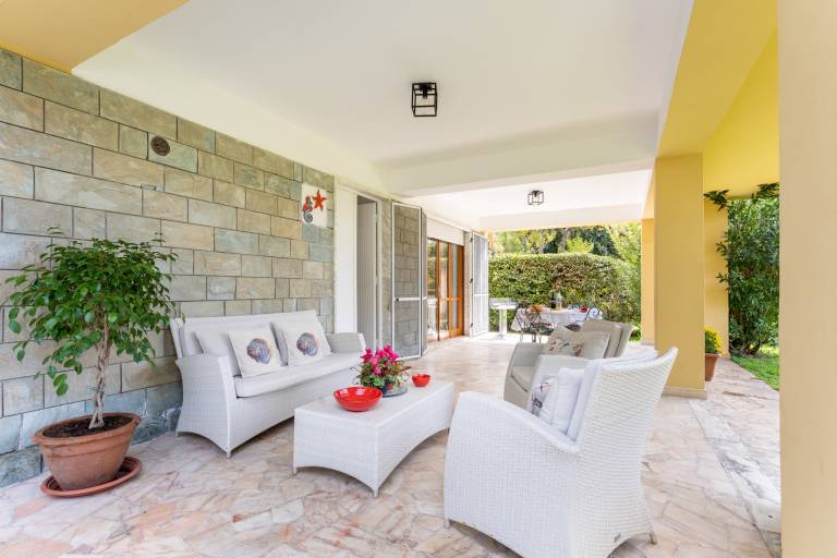 Vacation home with barbecue, garden & patio | Garden view — photo 3