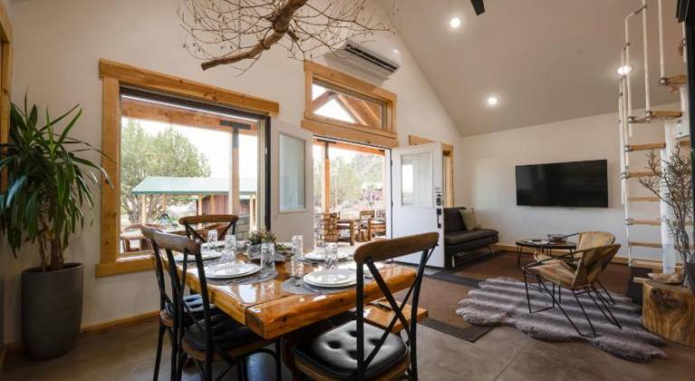 Vacation home with BBQ, jacuzzi & garden | Perfect for remote work — photo 3