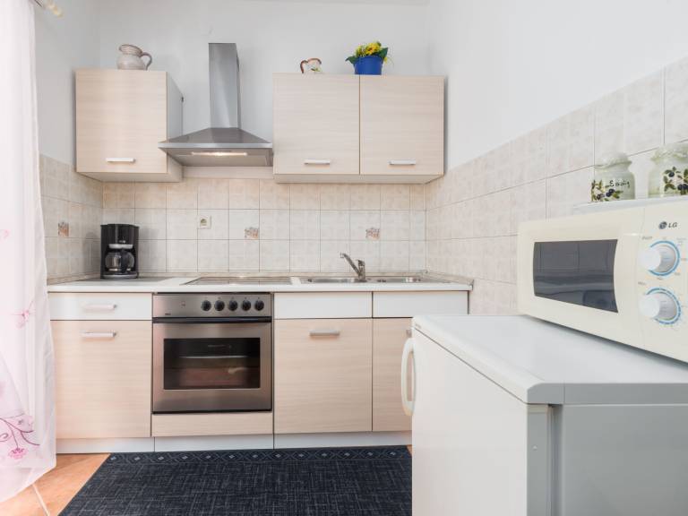 Holiday apartment with barbecue, patio & pool | Pets allowed — photo 4