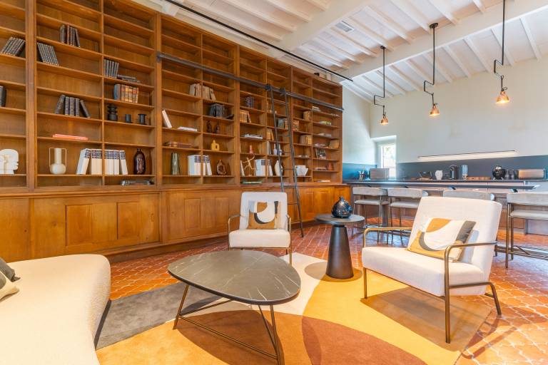 Spacious, modern loft in a château near Aix. — photo 2