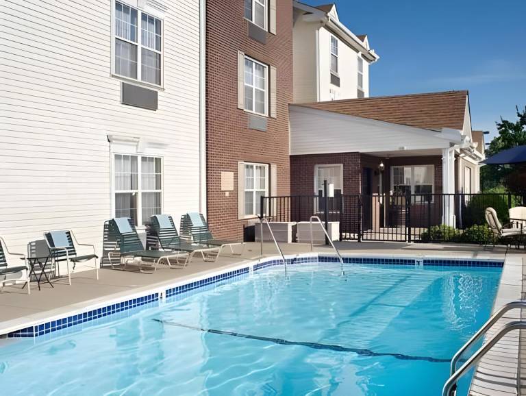 Suburban Studios Blue Ash-Cincinnati — photo 4