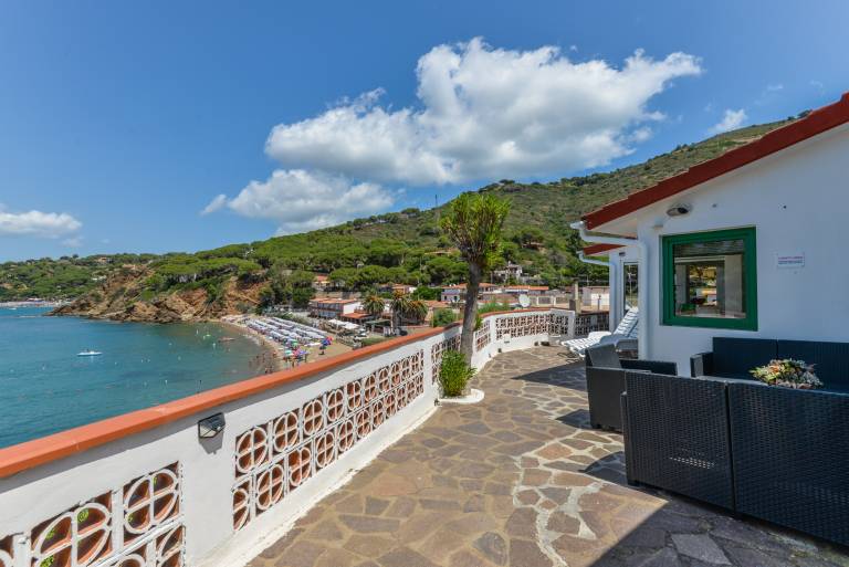 Rental apartment with barbecue, fast internet & terrace | Beach view — photo 5