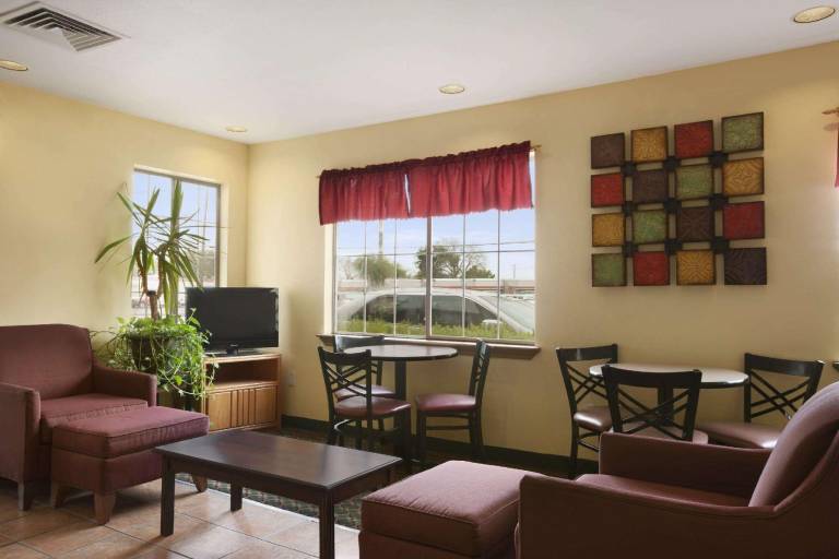 Howard Johnson by Wyndham Grand Prairie Near Lone Star Park — photo 3