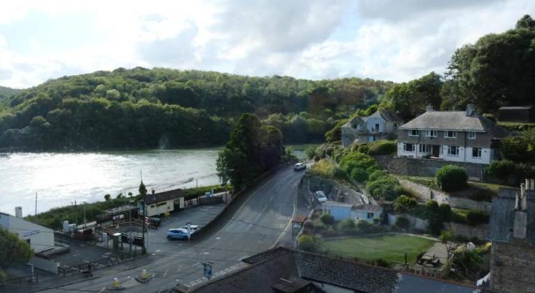 Apartment with BBQ, patio & garden in Looe