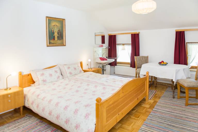Doppelzimmer mit Etagendusche im 1 Stock