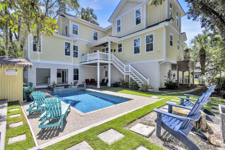 Fully equipped spacious vacation home with barbeque | Beach nearby | Dogs allowed in Hilton Head Island, SC